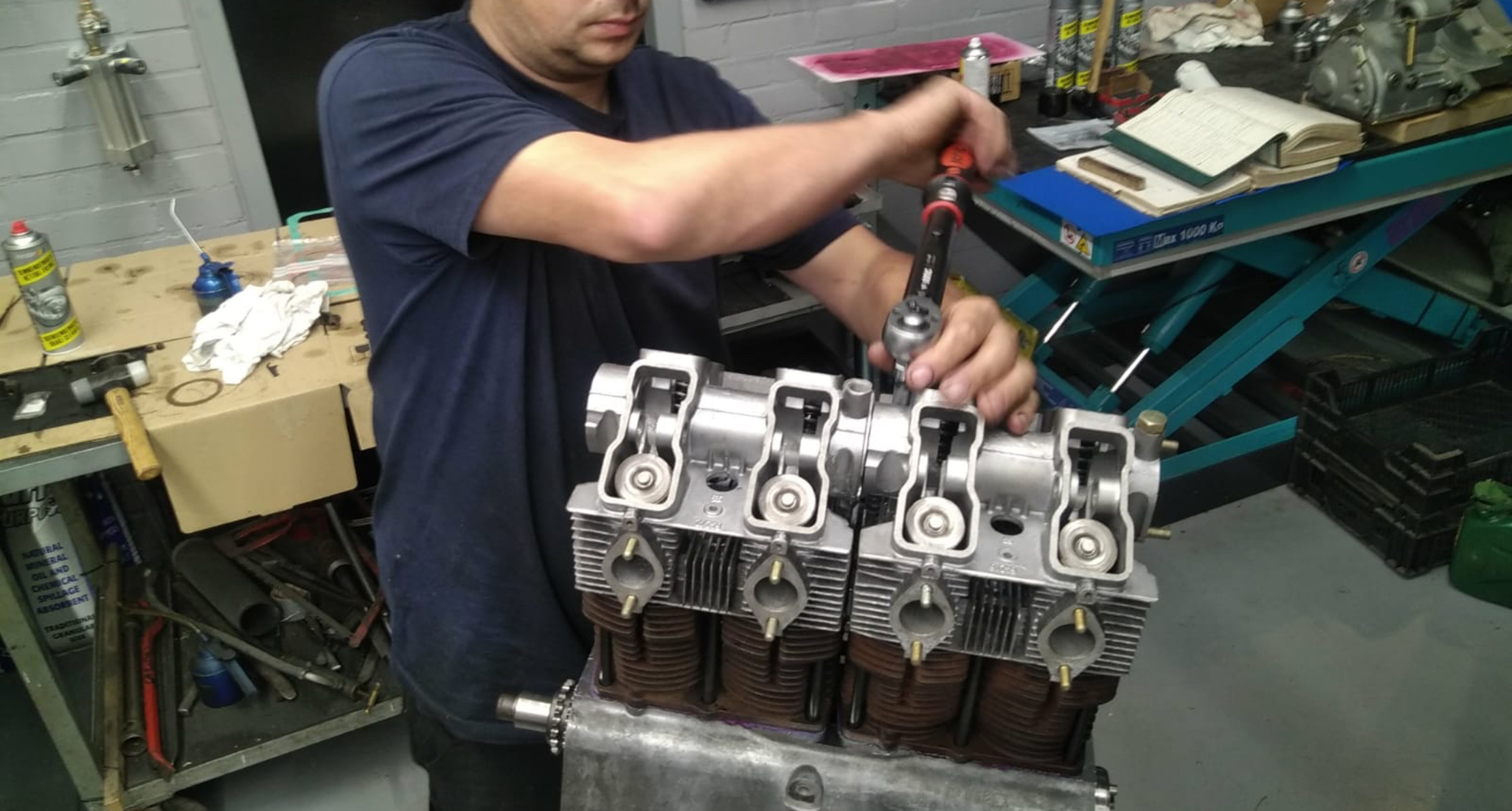 In de werkplaats: montage cylinderkoppen NSU